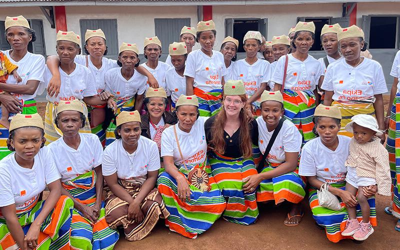 博彩平台推荐 alumna and Peace Corps volunteer Mackenzie Hafer with community members in Madagascar